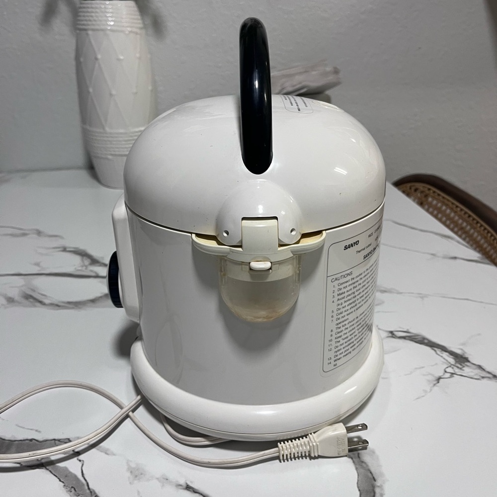 Sanyo Vintage White Rice Cooker - Picture 6 of 12